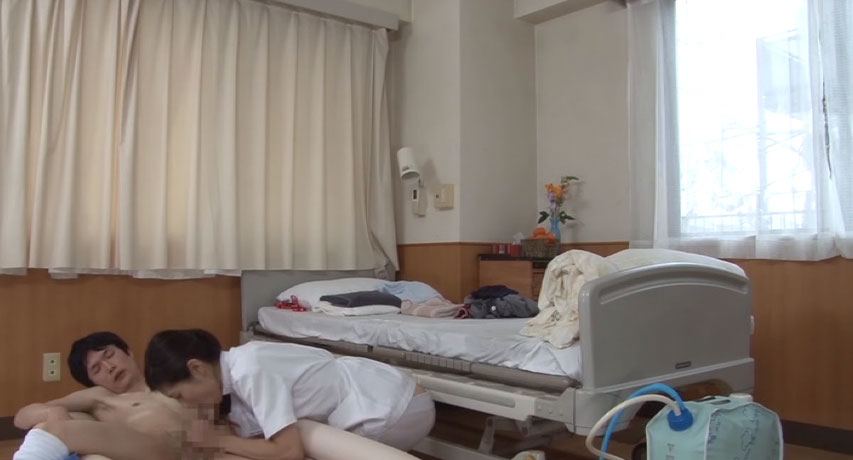 美熟女看護師の入浴介助に…
