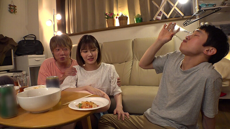 ダメ…彼氏が起きちゃう!!