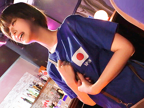 スポーツバーで女●サポを鬼ハメ中出し