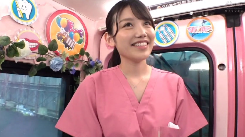 人前でキスするんですか？