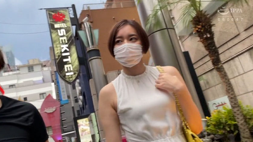 夫の喜びのため寝取られる人妻たち