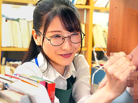 図書館のお姉さんが本棚越し手コキ