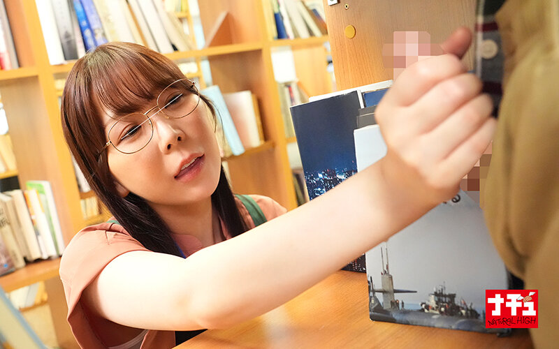 図書館のお姉さんが本棚越し手コキ