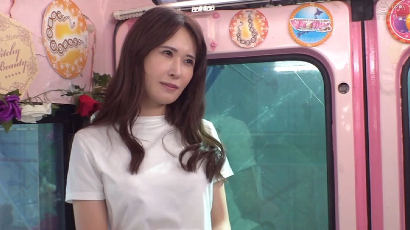 ピタパン尻を揉まれたセレブ妻が…