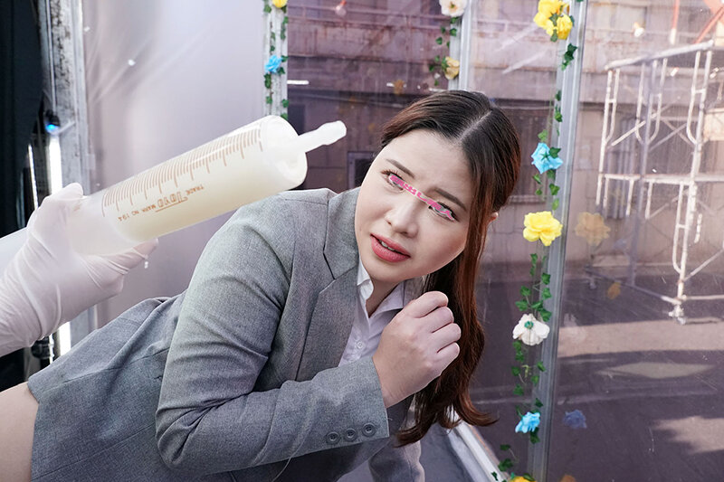 OLが初めての牛乳浣腸で公開お漏らし！