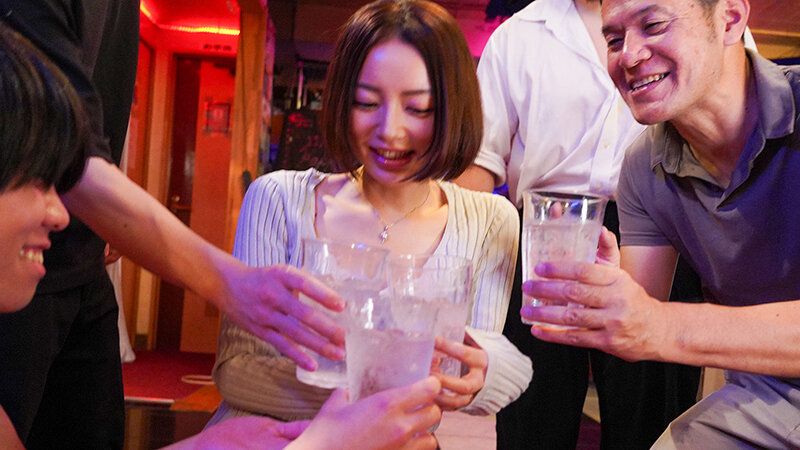 ハプニングバーで密会にハマる不倫妻