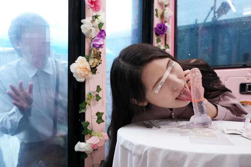 素人妻が「お口だけでコンドーム装着」に挑戦！