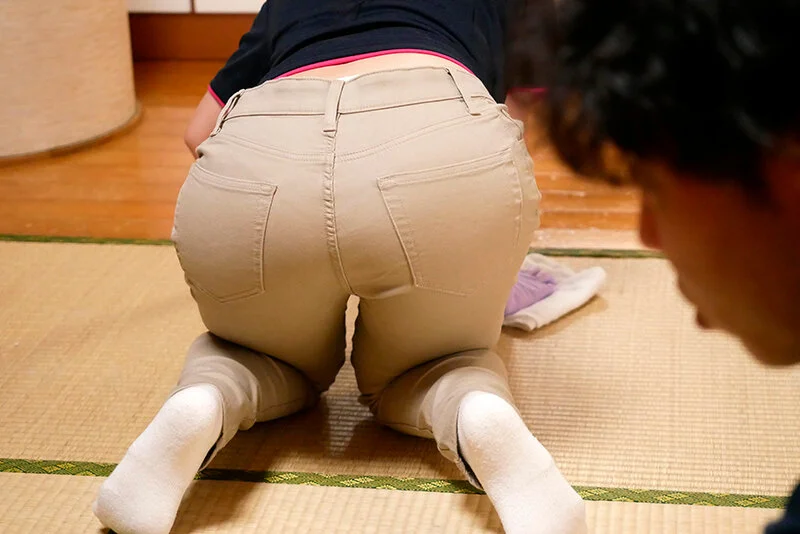 勤務中なのにエロ尻が誘惑してきて…