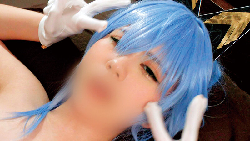 色白エロ乳レイヤーと9P大乱交中出し