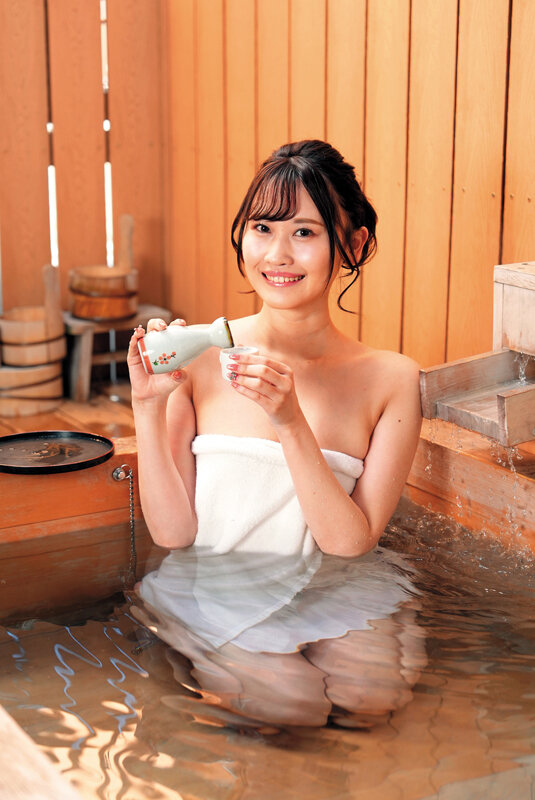 一人で温泉昼飲みを楽しむ美女を…